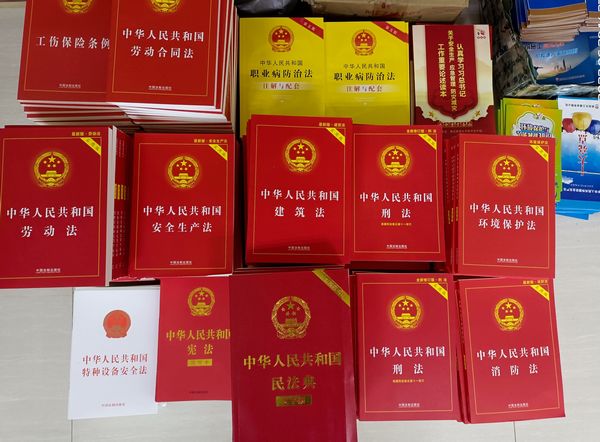 陕煤建设天工公司法律读本进工地 员工点赞“大礼包”