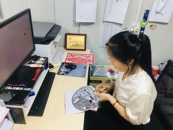 红心向党迎“十一” 巧手镌刻爱国情