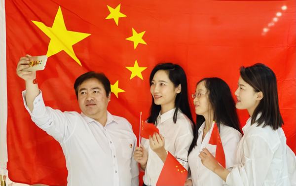 陕煤建设项目开发公司:“与国旗合影,身披荣光 ”