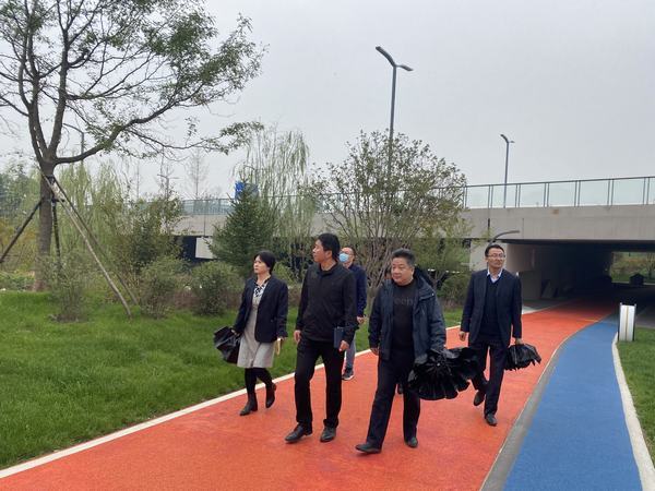 空港新城管委会开发建设部莅临中心公园调研指导工作