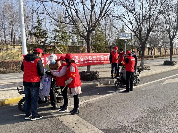 陕煤建设澄合分公司第十五项目部多形式开展学雷锋活动展现青年风采