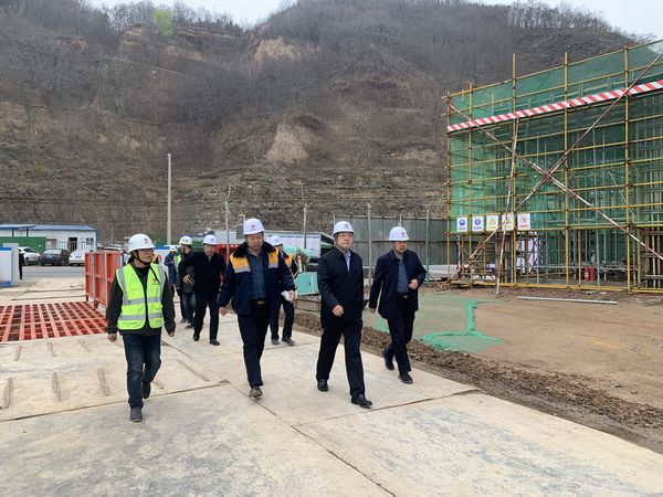 陕西彬长集团有限公司董事长、党委书记一行莅临陕煤建设天工公司承建的储煤仓工地检查指导工作