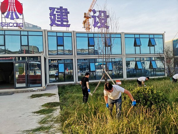 陕煤建设渭南分公司第十一项目部烈日炎炎似火烧  义务劳动干劲足