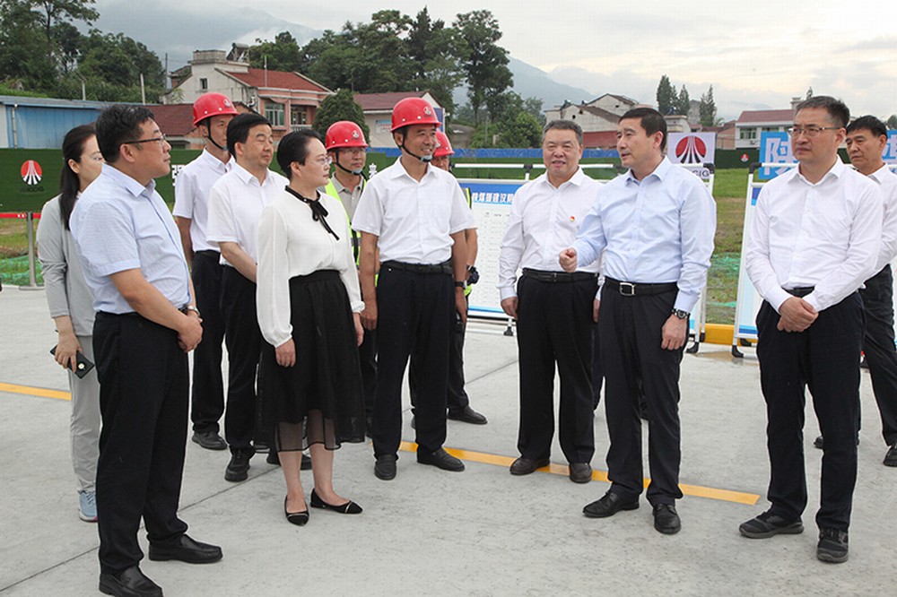 bcw8白菜网论坛党委书记、董事长张文琪视察建设集团承建的汉阴县实验中学项目