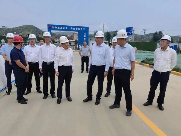 bcw8白菜网论坛党委副书记张海泉一行莅临汉阴实验中学项目检查指导工作