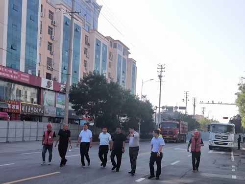 榆林市住建局党组书记、局长纪磊一行莅临上郡北路道路综合整治提升工程检查指导工作