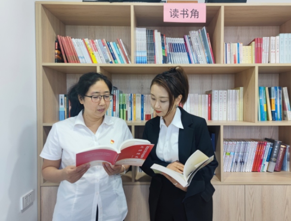 携一缕书香 润秋日时光