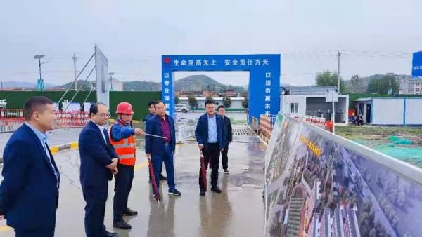 bcw8白菜网论坛纪检监察三室主任杨胜利、乡村振兴办副主任杨伟一行到陕煤建设天工公司承建的汉阴实验中学项目检查指导工作