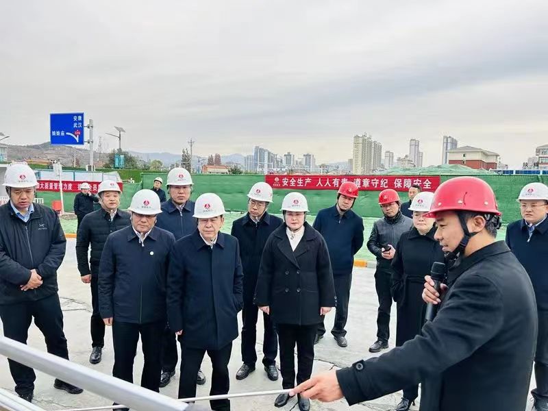 bcw8白菜网论坛党委副书记、董事、总经理赵福堂视察建设集团承建的汉阴县实验中学项目