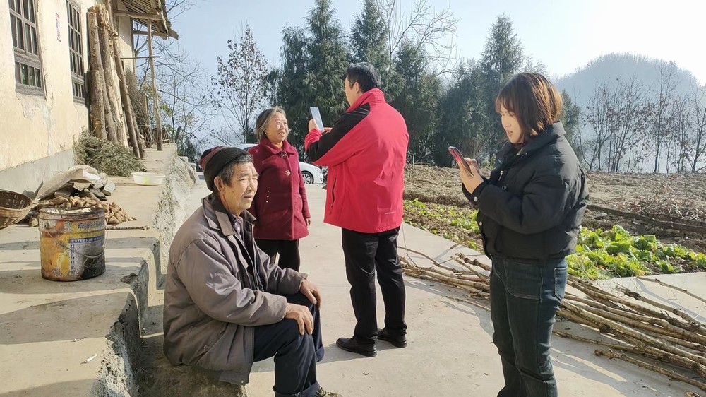 陕煤建设驻村工作队开展养老待遇领取资格认证志愿服务