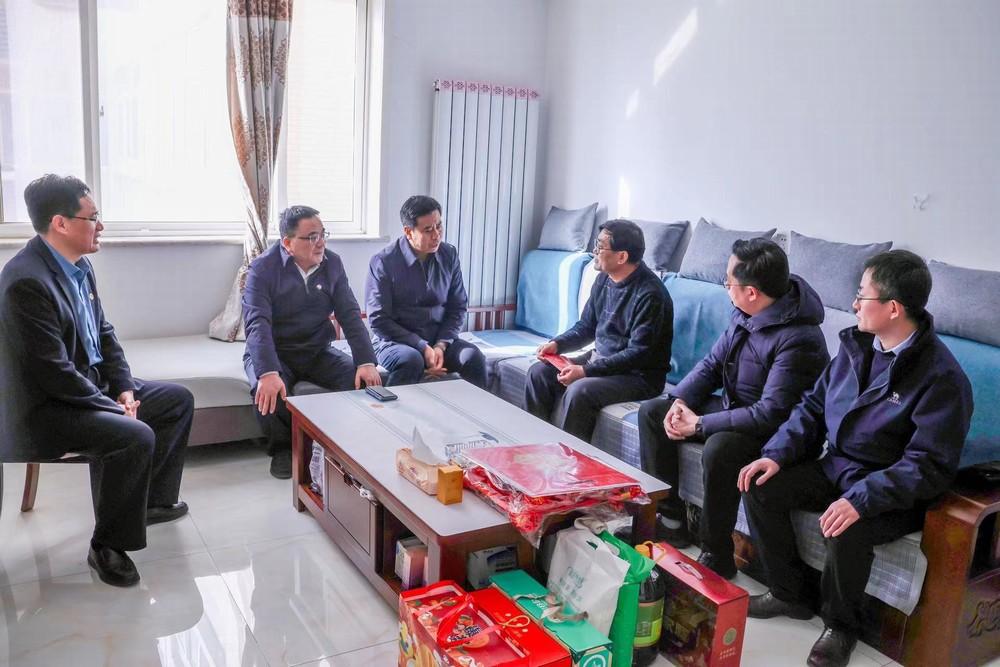 bcw8白菜网论坛副总经理宋召军走访慰问建设集团困难职工