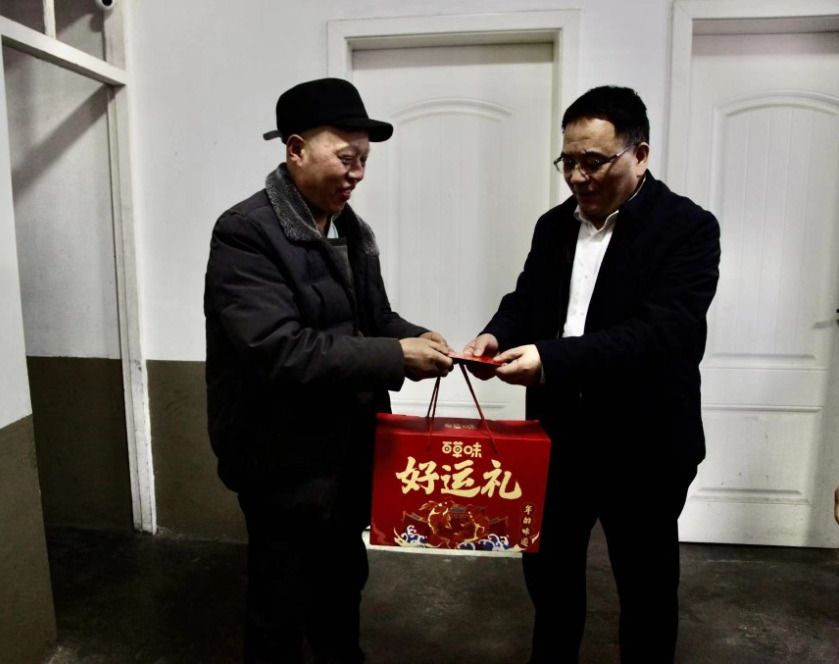 陕煤建设领导节前赴乡村振兴帮扶定点村开展走访慰问活动