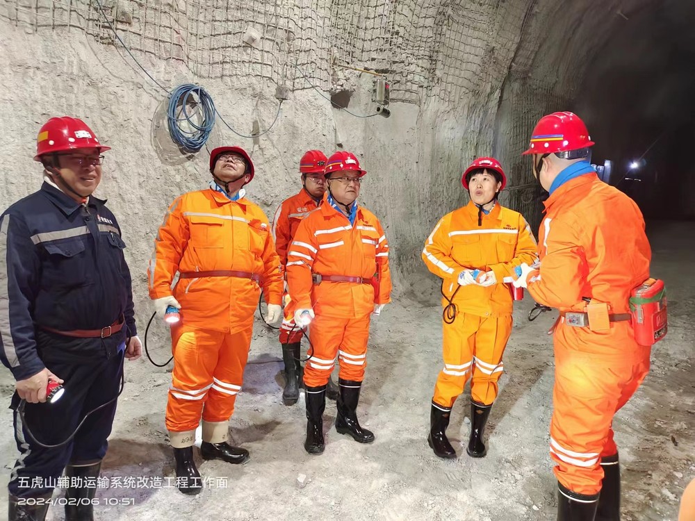 乌海市市长崔景英一行莅临五虎山缓坡斜井工程调研指导