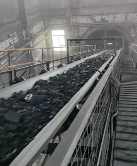 陕煤建设机电安装公司涌鑫项目部：攻坚克难换胶带 齐心协力保安全 