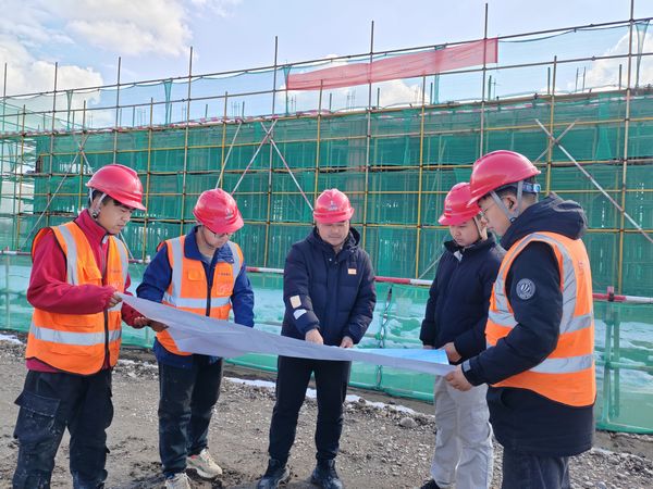 陕煤建设天工公司新疆第一项目部:夫妻举案齐眉在一线 双获先进比翼飞