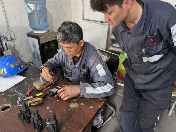 陕煤建设洗选煤运营公司红柳林洗煤厂项目部:提高联络效率 让“对讲机”连好安全