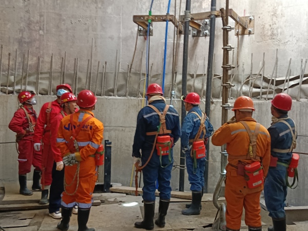 陕煤建设矿建三公司崔木二号副立井井筒装备工程顺利通过验收