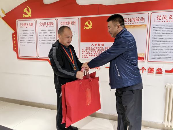 陕煤建设矿建二公司开展“走访慰问劳模 弘扬榜样力量”慰问劳模活动