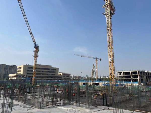 看向窗外的风景