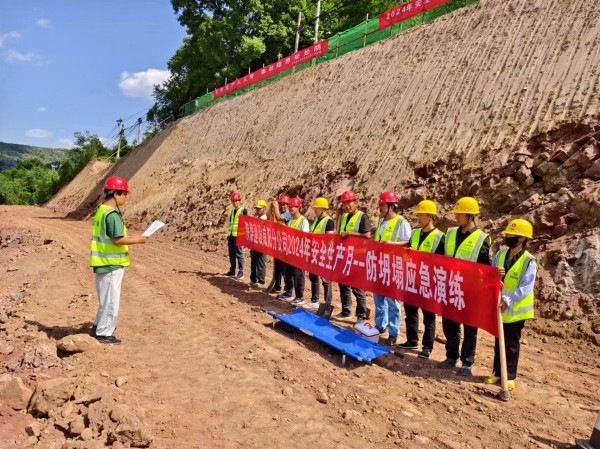陕煤建设咸阳分公司第六项目部开展防坍塌应急救援演练