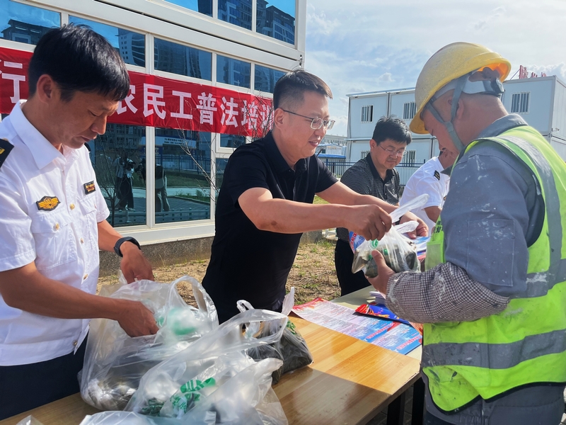 陕煤建设榆林公司第六项目部:端午送关怀 普法助维权