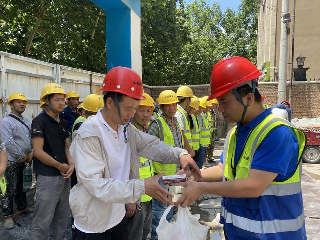 陕煤建设韩城分公司:战“酷”暑 有“凉”策