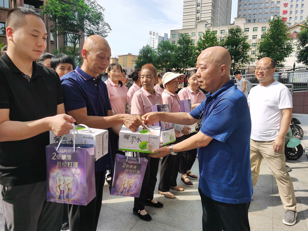 陕煤建设大秦置业公司:开展“夏日送清凉 关怀暖人心”慰问活动