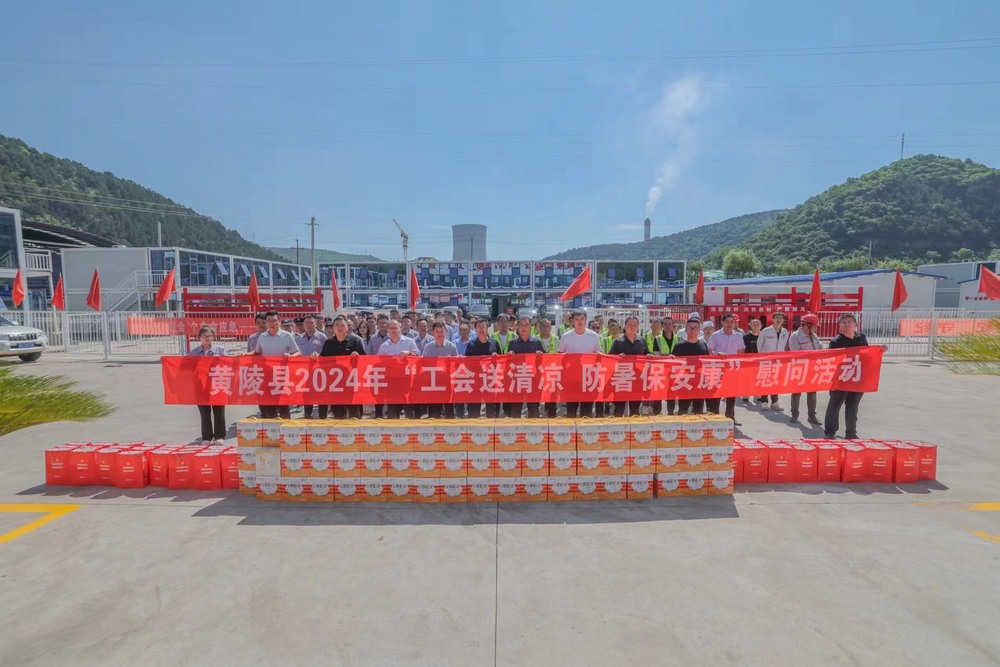 黄陵县总工会郭军一行深入陕煤建设天工公司基层项目部“送清凉”慰问