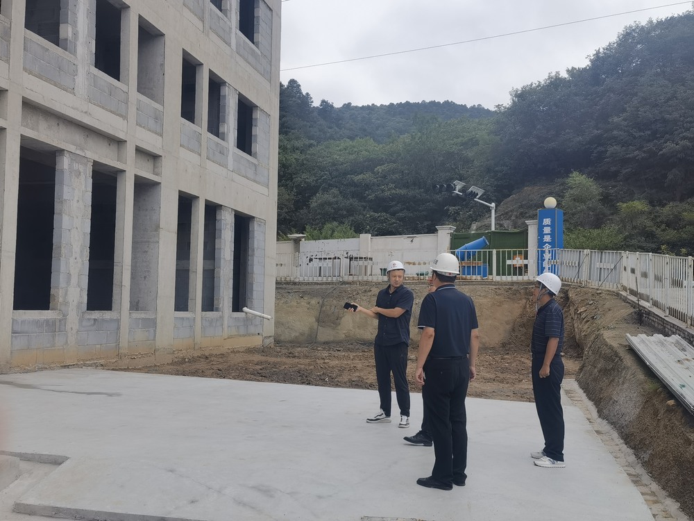 煤炭工业建设蒲白矿区质监站站长郝欣一行到天工公司建新煤化宿舍楼项目防汛安全排查工作