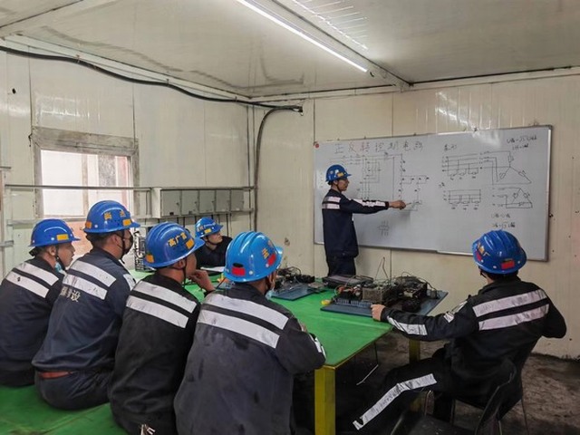 陕煤建设洗选煤运营公司红柳林洗煤厂项目部：铸就安全“铜钱铁壁” 共绘国庆盛典“红”图