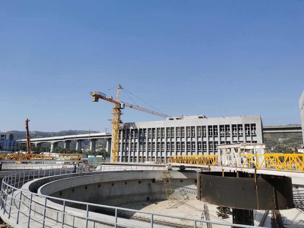 十月的砖瓦，建设的诗行