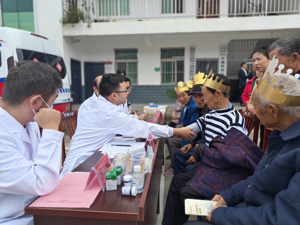 陕煤建设定点帮扶村开展“情暖老人幸福重阳”敬老活动