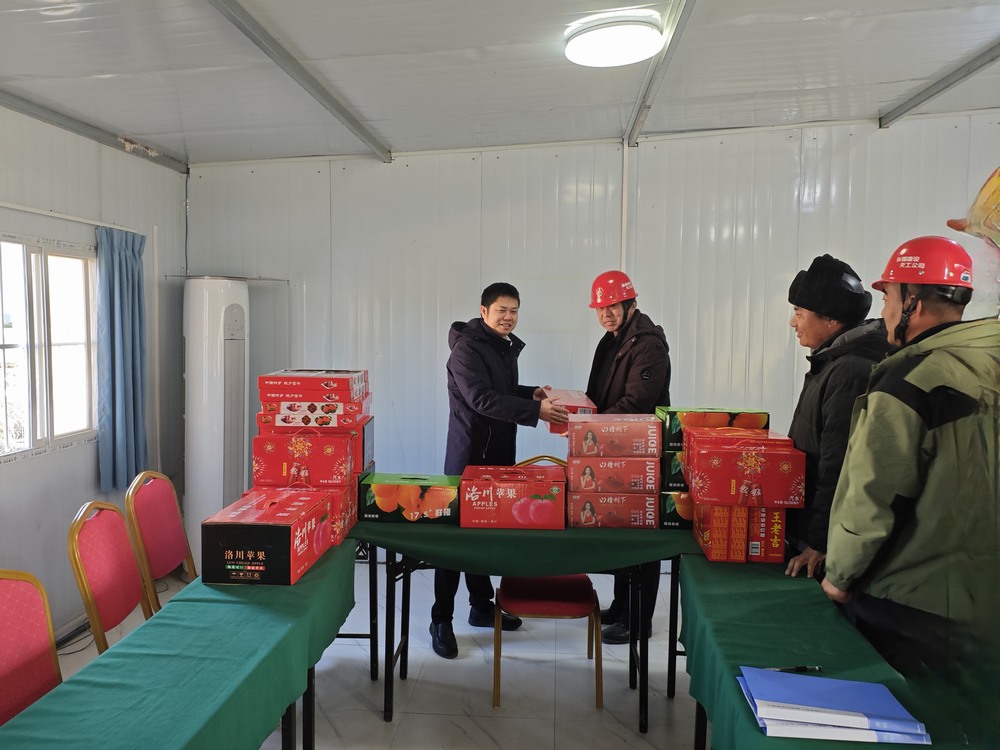 陕西彬长文家坡矿业有限公司副总经理、总工程师王飞深入天工公司基层项目部慰问