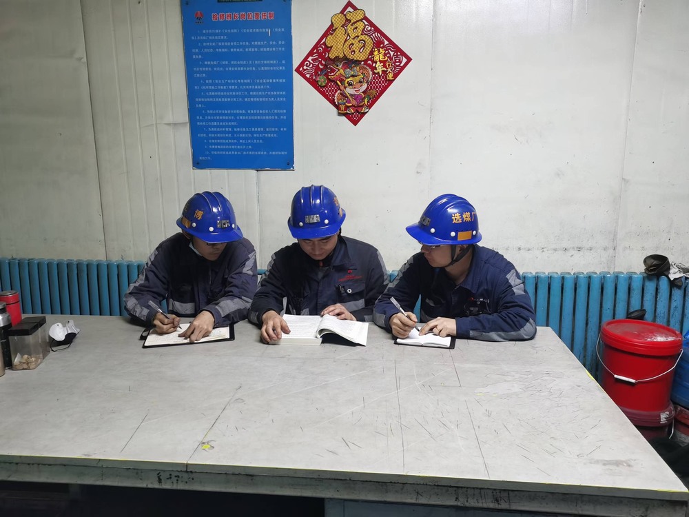 陕煤建设洗选煤运营公司红柳林洗煤厂项目部:机修青工“打铁还须自身硬”