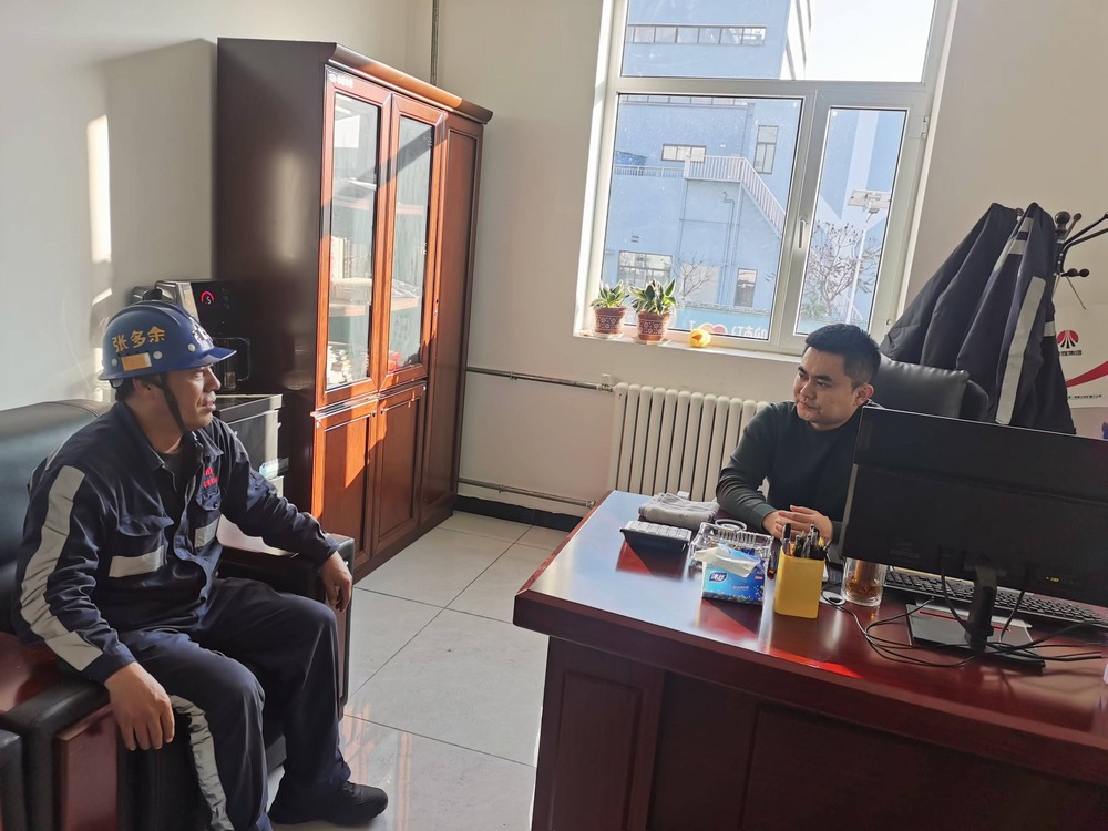 陕煤建设洗选煤运营公司红柳林洗煤厂项目部:搭起“连心桥” 维稳记心间