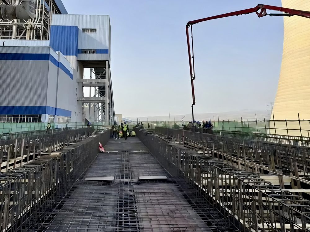 陕煤建设机电安装公司新能源项目部1号机组冷端优化项目主体框架结构圆满封顶