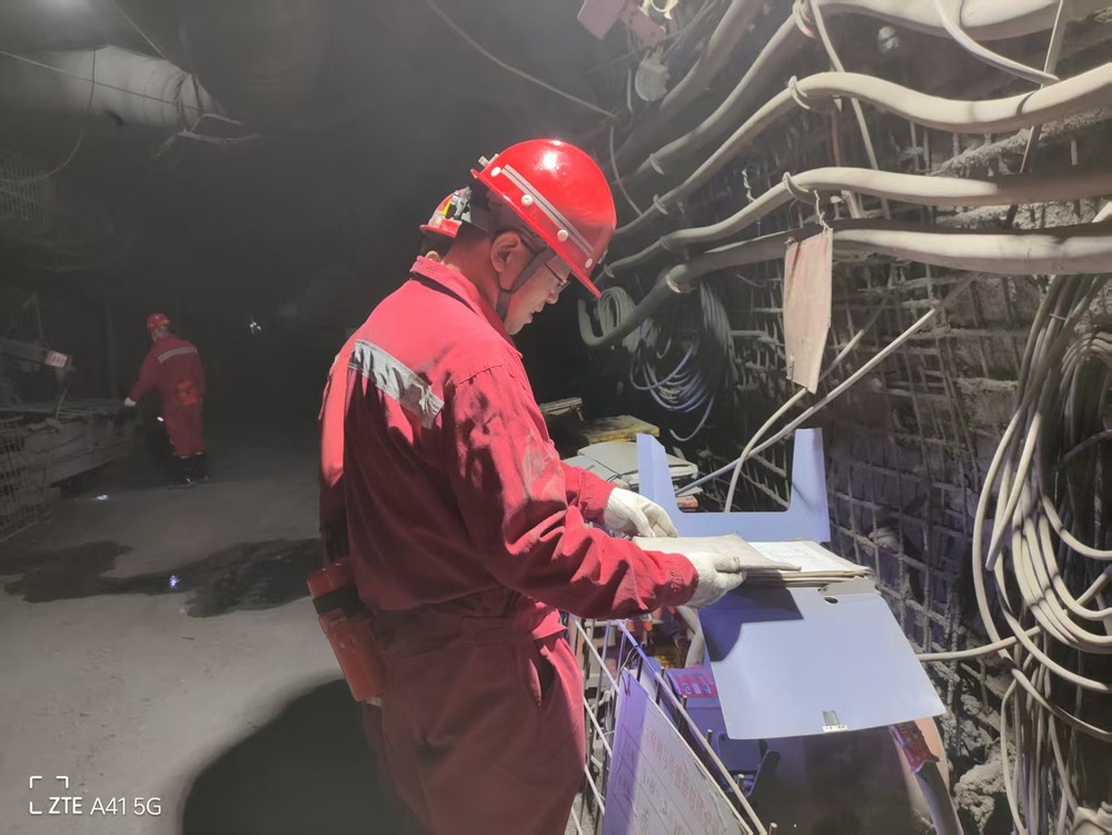 陕煤建设矿建二公司:群监岗“零点行动”筑牢安全防线