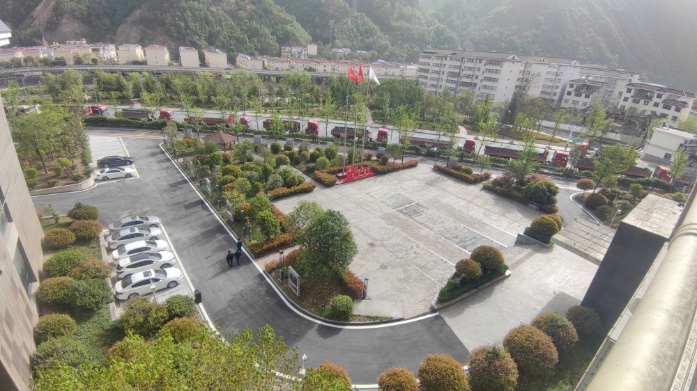 陕煤建设汉中分公司承建的培训中心路面维修项目顺利通过竣工验收