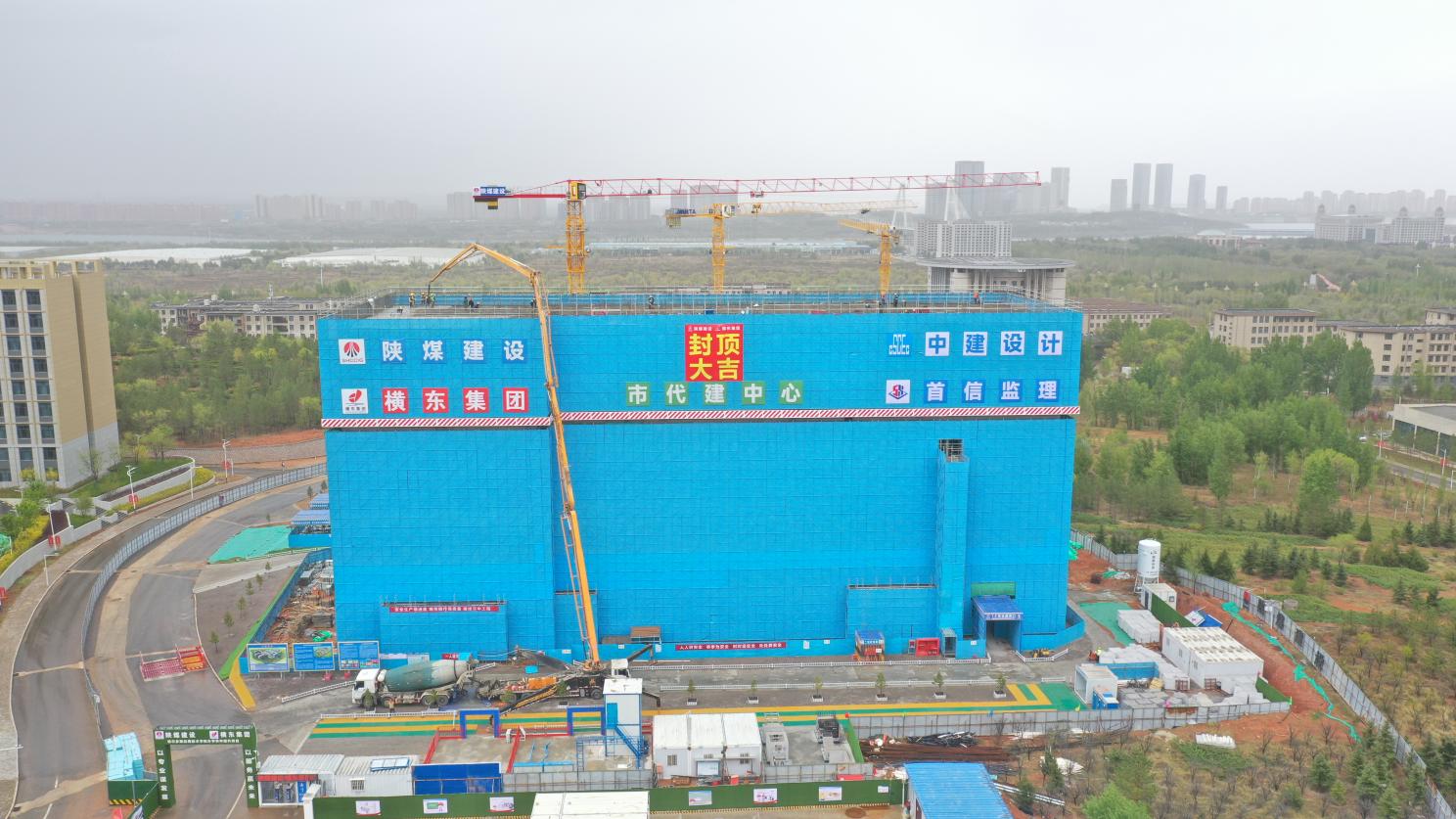 陕煤建设内蒙古分公司:鄂尔多斯应用技术学院实验楼主体结构封顶,项目建设进入新阶段