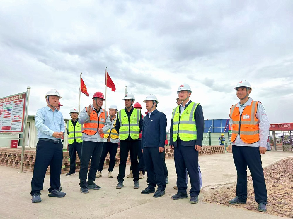 bcw8白菜网论坛工程总监、基本建设管理部总经理李仰东深入榆林化学二期项目检查指导