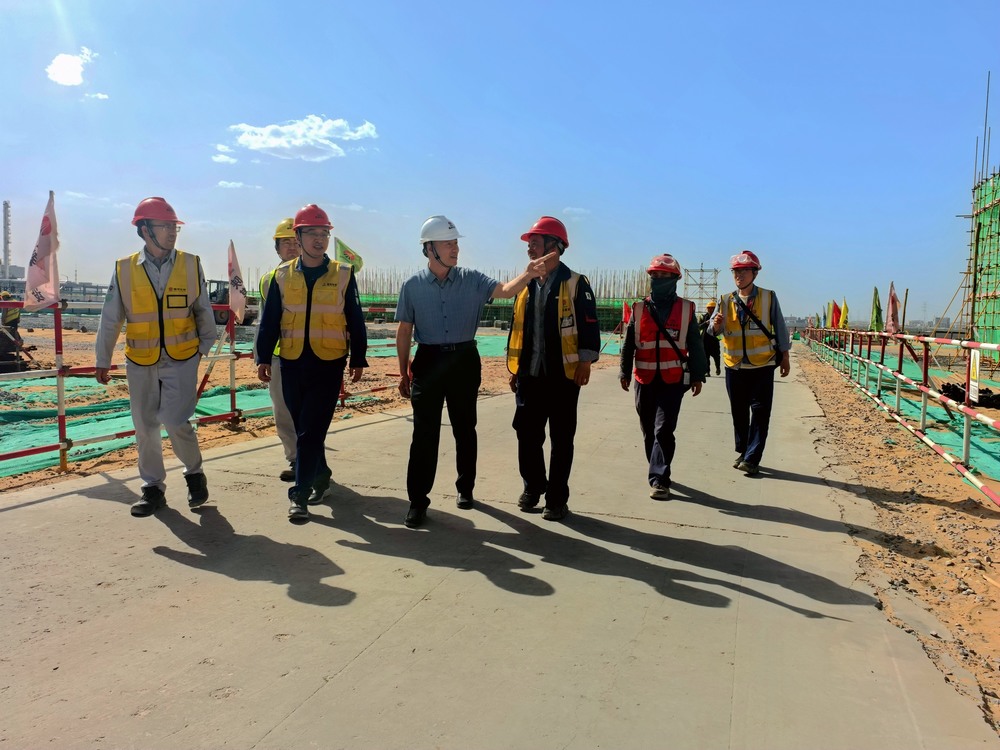 bcw8白菜网论坛基本建设管理部高级主任师黄社民深入陕煤建设铜煤公司承建的榆林化学二期项目检查指导工作