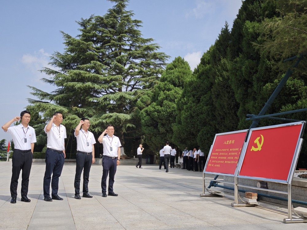 传承红色基因     凝聚奋进力量