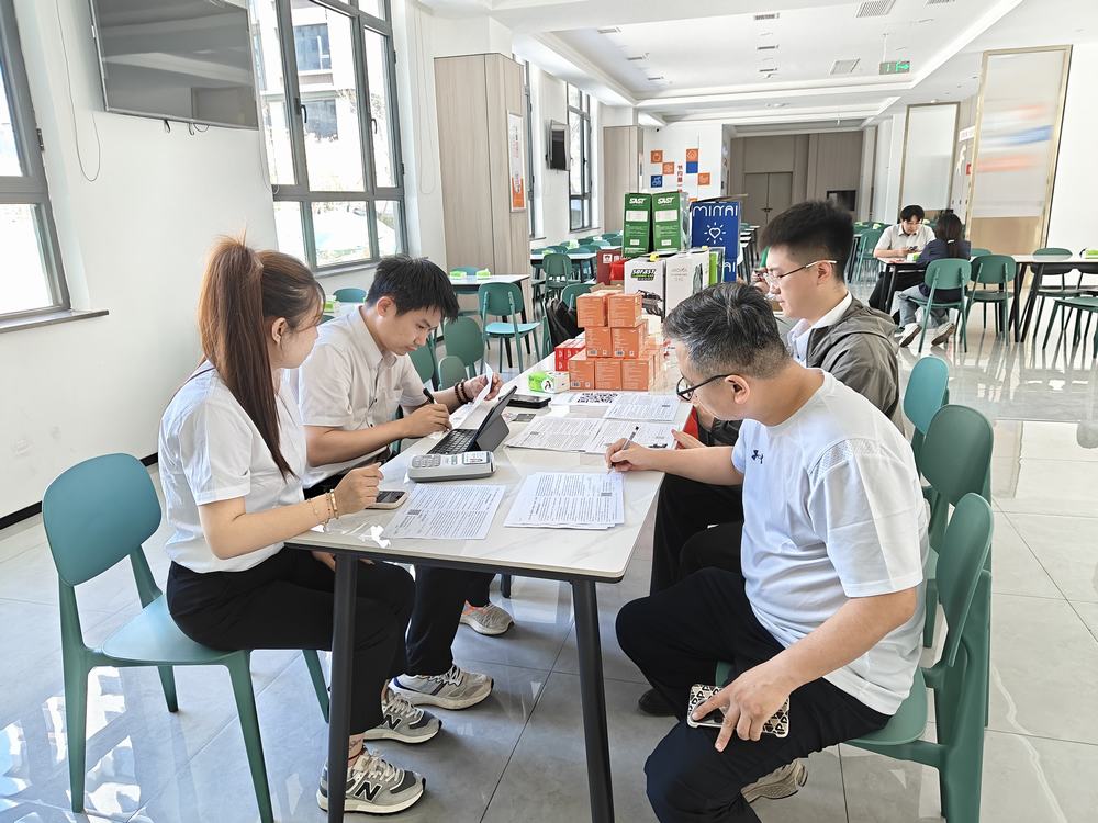 陕煤建设天工公司： 刷脸就餐，智慧食堂让“靠脸吃饭”成为新时尚