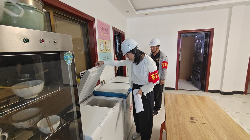 陕煤建设澄合分公司职工代表“两堂一舍”查实情 暖胃暖心更暖企