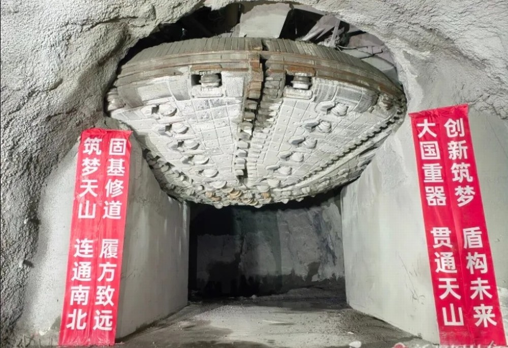 陕煤建设矿建三公司：707米！世界最深高速公路竖井顺利贯通