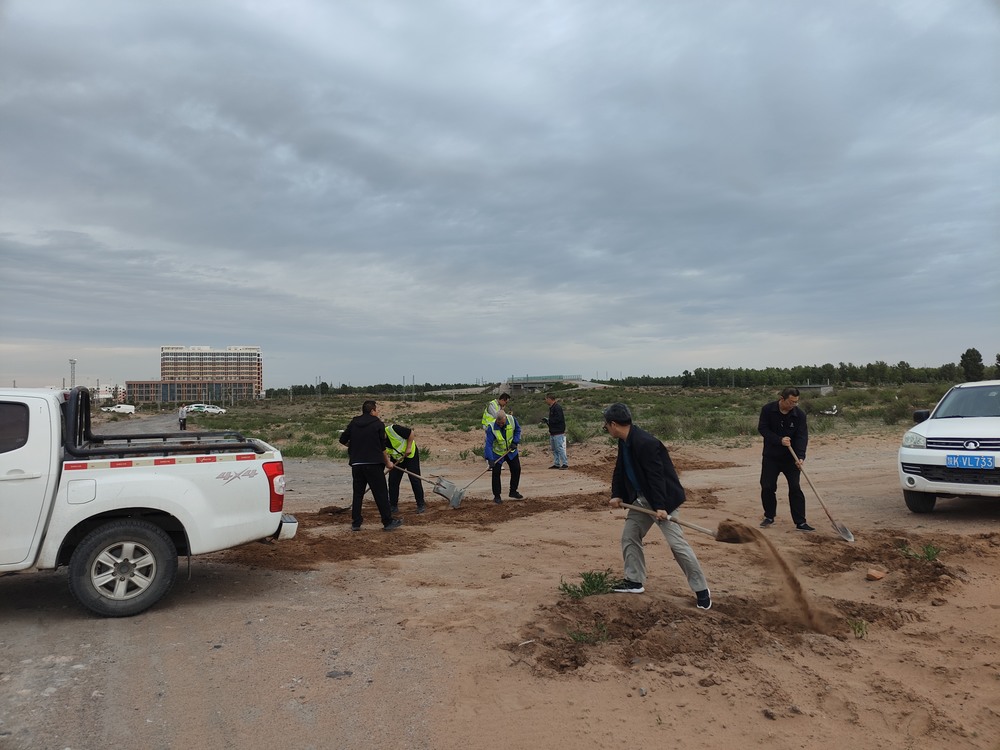 团团领航 青春筑路!陕煤青年突击队义务铺就暖心路
