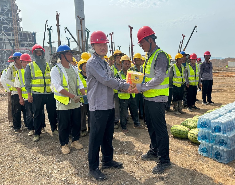 清凉关怀沁人心 科学防暑保安全