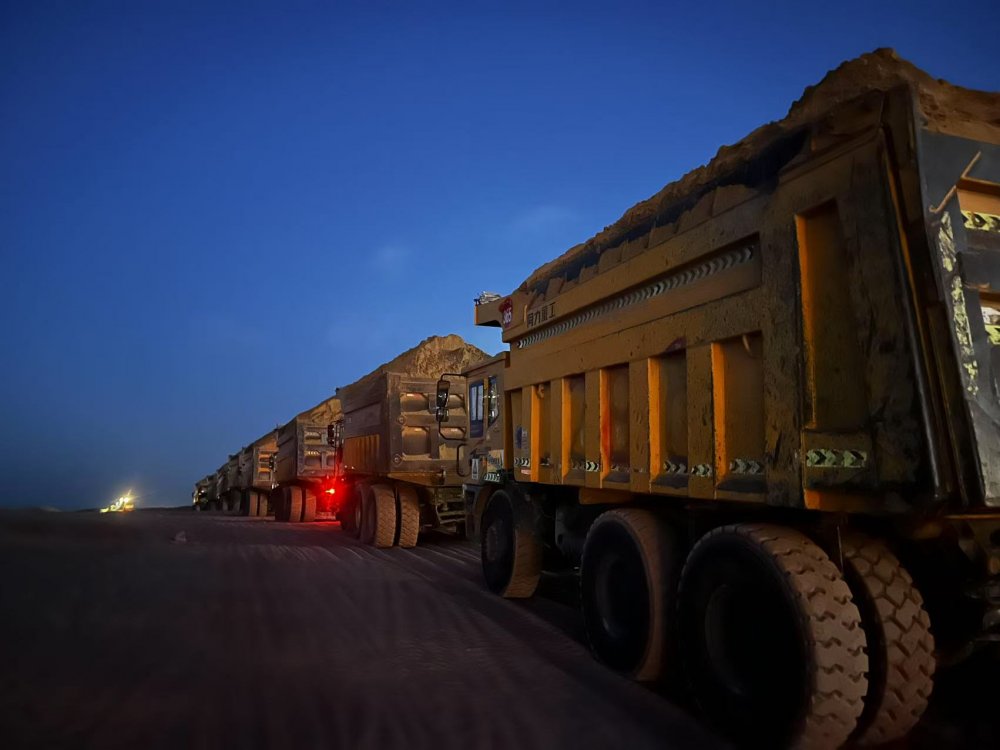 千万土石铸根基 铁军鏖战迎曙光