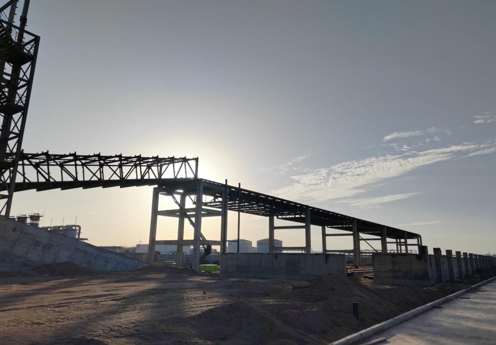 陕煤建设西北分公司土建第一项目部:提质煤2#栈桥桁架顺利吊装完成