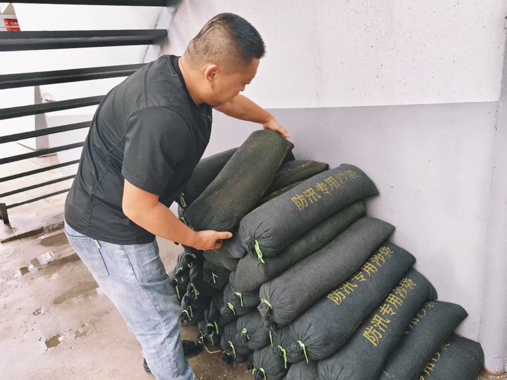 陕煤建设煤矿运营服务分公司:织密安全防护网 筑牢汛期“后勤堡垒”